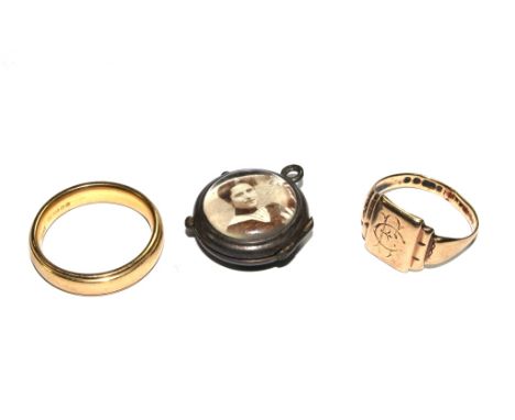 An 18 carat gold wedding ring and small locket, etc