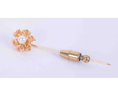 A 14ct yellow gold flower stick pin with a cultured pearl, 5.51g, length approx. 6cm.