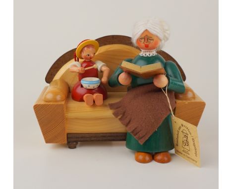 Räucherfigur, "Großmutter mit Kind", Kunsthandwerksmanufaktur Eva Beyer, Seiffen/Erzgebirge, neuwertig beide auf einem Sofa s