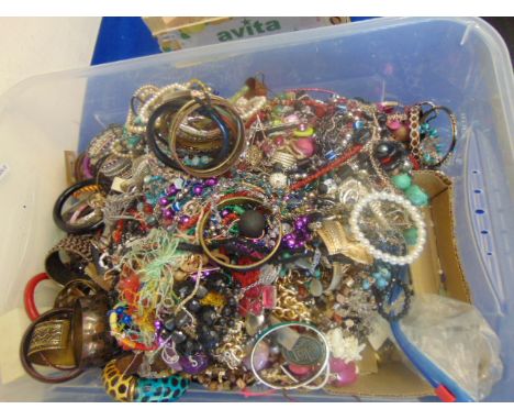 A qty of costume jewellery