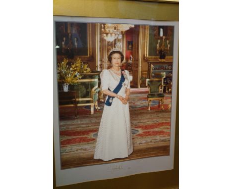 Large colour photograph of Queen Elizabeth II signed Elizabeth R 1991 94 cm x 77 cm 