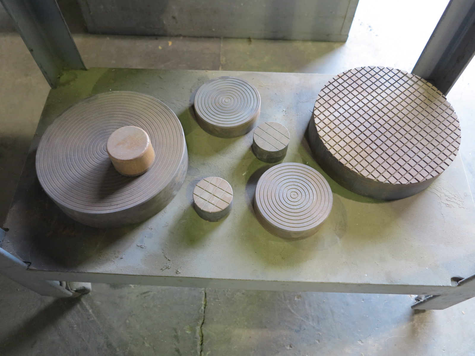 LOT LAPPING PLATES AND COLLECTION OF LAPPING COMPOUNDS, W/ CART