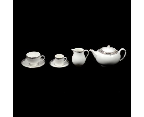Wedgwood 'Amherst' pattern dinner, tea and coffee service, eight place settings.Qty: 3 boxes