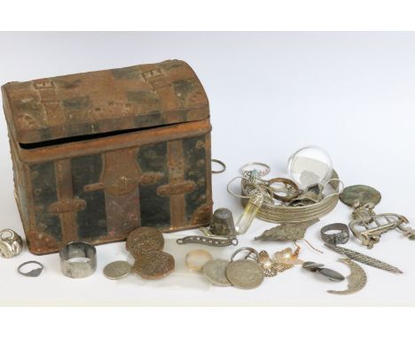 A small group of mixed collectables to include coins and jewellery contained within a vintage tin box. 