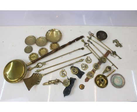 Mixed quantity of antique brass to include bed warming pan with wooden handle, fireside items, ashtrays, horse brasses, fox o