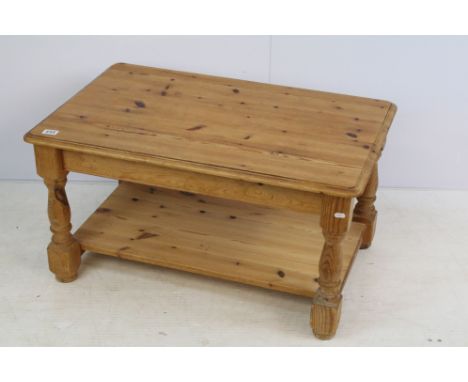 20th century pine coffee table with lower shelf, on turned legs, H 48cm, D 57cm, W 88cm