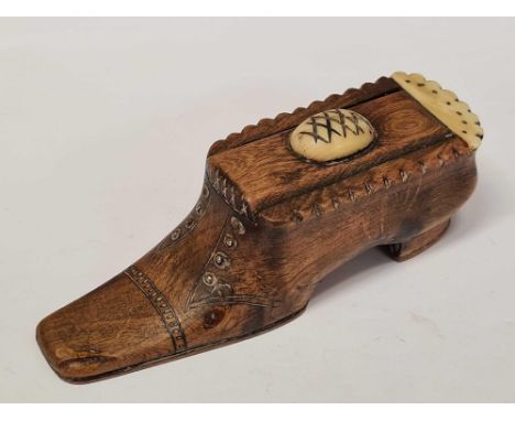 VICTORIAN TREEN SNUFF BOX BOOT