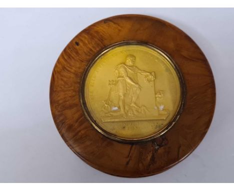 ROUND SNUFF BOX WITH GOLD COLOURED INSET MEDALLION 