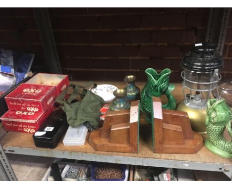 SHELF WITH OLD OXO CUB TINS, GURGLE JUGS, BOOKENDS, CLOISONNE VASE &amp; A TILLEY LAMP