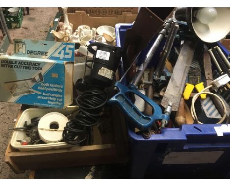 CARTON OF MISC HAND TOOLS INCL: PART SWIVEL LAMP &amp; A CARTON OF HAND TOOLS INCL; HAND LAMP &amp; DRILL BITS