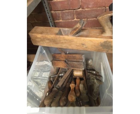CARTON WITH MISC HAND TOOLS IN RUSTY CONDITION INCL: STANLEY SMOOTHING PANE &amp; WOODEN BLOCK PLANES