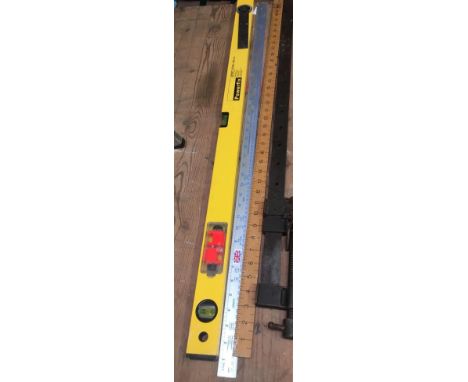 METAL SASH CLAMP, SPIRIT LEVEL &amp; A WOOD &amp; METAL 3 METER YARD STICK