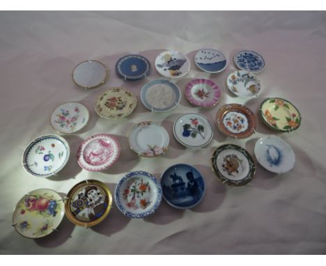22x assorted miniature plates from around the world including Spode, Wedgwood, Lladro & Royal Doulton.
