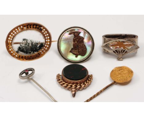 A small collection of miscellaneous jewellery including a Victorian mourning brooch, a Georgian 9ct gold seal with bloodstone