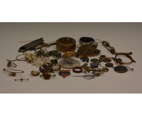 A collection of miscellaneous jewellery including a bar brooch with vine leaf decoration, a pair of stick pins with blue enam