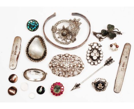 A small collection of miscellaneous including two silver handled penknives, filigree brooches, a brooch in the form of a clov