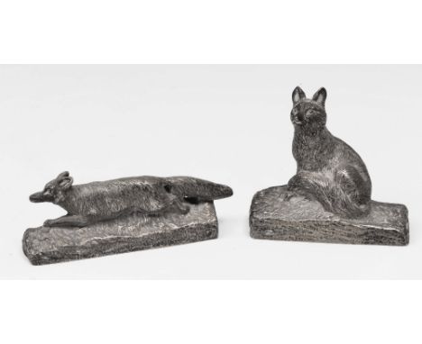 Two silver menu holders in the form of two foxes, retailed by Garrard & Co, London 1914, 93 grams