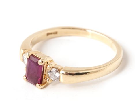 18CT YELLOW GOLD 3 STONE RUBY AND DIAMOND RING, RUBY CENTRE STONE IS EMERALD CUT, SIZE P