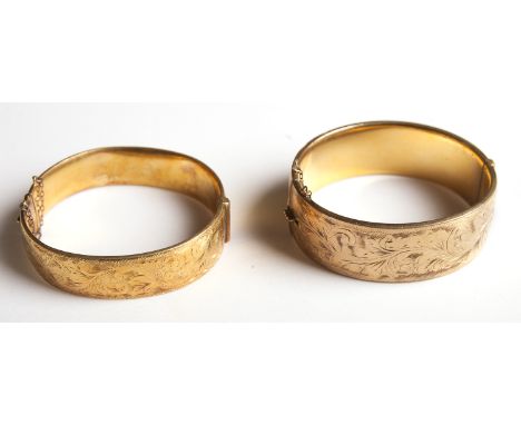 9CT GOLD PLATED BANGLE, DIAMETER 6.5CM, 2CM WIDTH TOGETHER WITH A 1.5CM