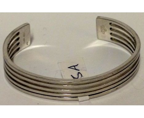 A GUCCI STERLING SILVER BANGLE, WEIGHT 26G, DIAMETER 6.5CM