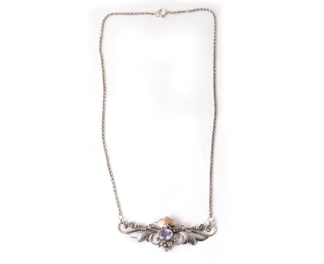 A SILVER AND AMETHYST STYLE NECKLACE AND CHAIN, WEIGHT 7.3G, LENGTH 40CM