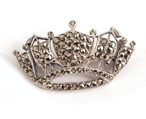A STERLING SILVER AND MARCOSITE CROWN BROOCH, 6G