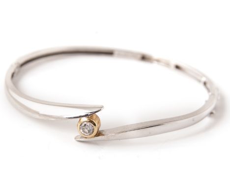 A 10CT WHITE GOLD CROSS OVER BANGLE, SINGLE STONE DIAMOND, SET IN 18CT YELLOW GOLD, SIZE 7.5"