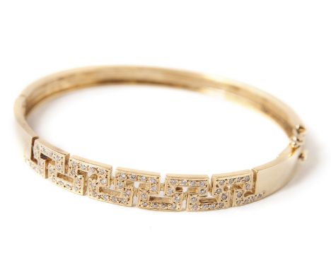 A 18CT YELLOW GOLD VERSACE STYLE DISMOND SET BANGLE, ROUND CUT DIAMONDS CLAW SET, SIZE 7.5"