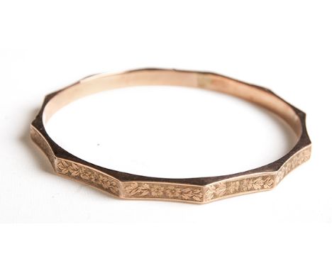 A 9 CARAT POLYGON FOLIATE DESIGN BANGLE CIRC 7.5CM 7.8G