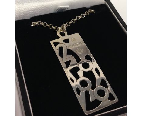 A SILVER CELTIC STYLE PENDANT AND CHAIN, LENGTH 40CM, WEIGHT 9G