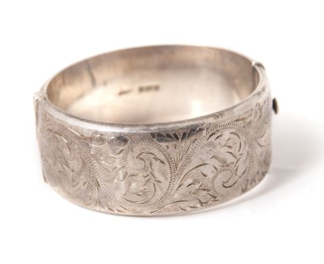A SILVER BANGLE, BIRMINGHAM, 1972, WEIGHT 35G 