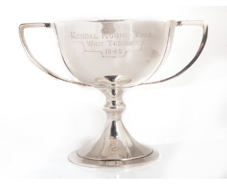 A SILVER PRESENTATION TROPHY - KENDAL HOUND TRAIL 1945. STERLING SILVER H10CM 156g