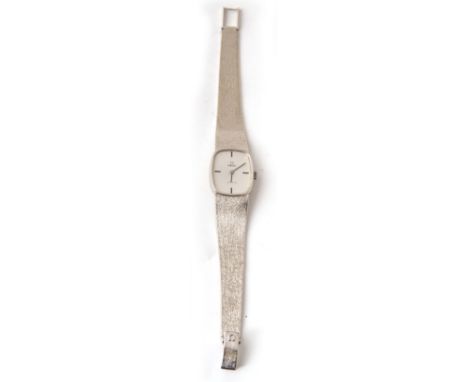 A 18CT WHITE GOLD LADIES OMEGA DE VILLE WATCH INTEGRAL BRACELET, MANUAL WIND, SILVER BATON DIAL