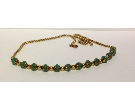 A YELLOW METAL AND JADE STYLE NECKLACE, LENGTH 40CM, WEIGHT 8G