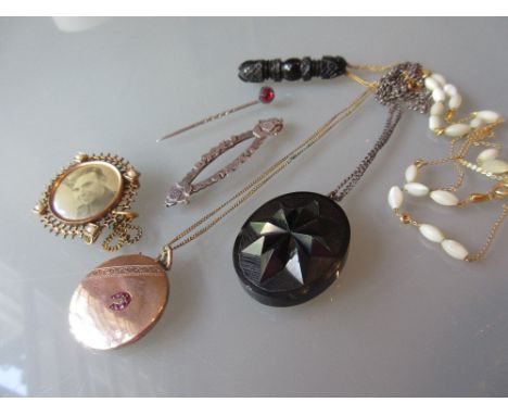 Small quantity of Victorian jewellery including: jet pendant, brooch, gold back and front pendant, stick pin etc