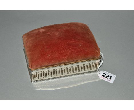 AN EDWARDIAN SILVER HINGED BOX WITH CUSHIONED LID, of rectangular outline with pierced column and diamond shaped patterned si