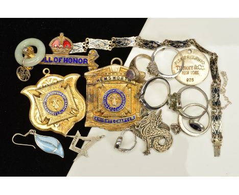 A SELECTION OF SILVER AND WHITE METAL JEWELLERY, to include a Siam bracelet, a Masonic pendant, a circular jade pendant, two 