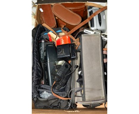 A BOX OF VINTAGE CAMERAS, BINOCULARS AND ACCESSORIES to include Polaroid, Kodak, Pentax 35mm compacts, various flash guns, Li