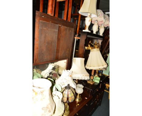 A QUANTITY OF VARIOUS TABLE LAMPS, to include a brass figural putti table lamp, pairs and individual lamps, alabaster lamp, a