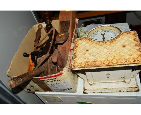 A BOX CONTAINING VARIOUS HAND TOOLS, a wooden planer, wooden mallet, spanner, measuring devices, etc along with a set of vint