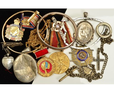 A SELECTION OF JEWELLERY, to include medals, two late Victorian silver lockets, both damaged, a silver hinged bangle, a 1/5th