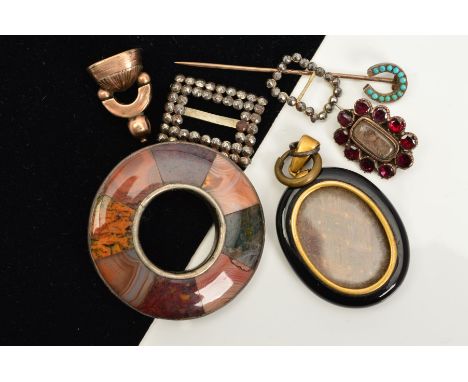 A SELECTION OF 19TH AND 20TH CENTURY JEWELLERY, to include an oval black enamel memorial pendant, with a woven hair pane to r