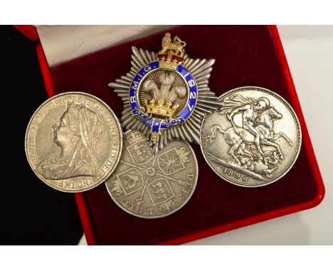 THREE COINS AND A SILVER BROOCH, to include Victoria coins for 1896, 1889 and 1900, together with a silver R.M.I.G. (royal Ma