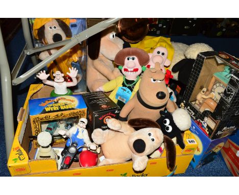 A QUANTITY OF WALLACE AND GROMIT SOFT TOYS AND BOXED MODELS etc, to include boxed moving alarm clock, 'Wash 'n' go', boxed Co