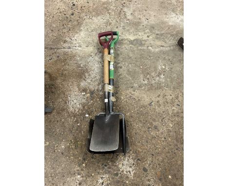 Mixed lot of hand tools, shovel, spade, fork 