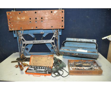 A TOOLBOX AND TRAY OF TOOLS to include metal toolbox containing screwdrivers, snips, vintage hand drill, a wooden tray with q