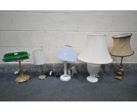 A SELECTION OF TABLE LAMPS, to include a brass bankers lamp, another brass lamp, a ceramic table lamp, and two other lamps (5