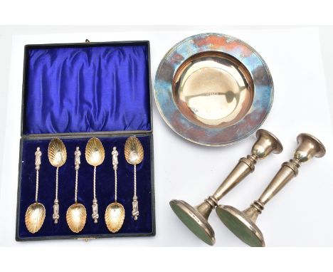 A SILVER DISH AND TEASPOONS, of a round polished form, gilt interior to the bowl with personal engraving which reads 'Seal Sa