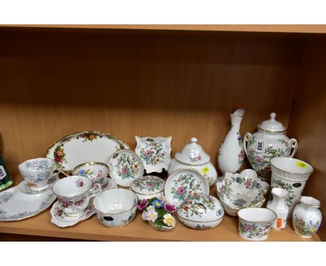 A COLLECTION OF AYNSLEY PEMBROKE GIFTWARE AND OTHER CERAMICS, the Aynsley including a twin handled vase and cover (chips to t