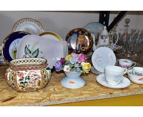 A GROUP OF COLLECTORS PLATES AND CERAMICS, comprising a Royal Worcester dish 24-6, diameter 21cm, a Coalport posy vase of por